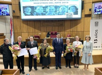 Artistas paraguayos reciben distinciones en el Congreso Nacional