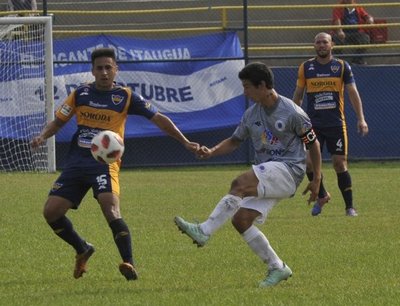 Atyrá es goleado y “12” es puntero