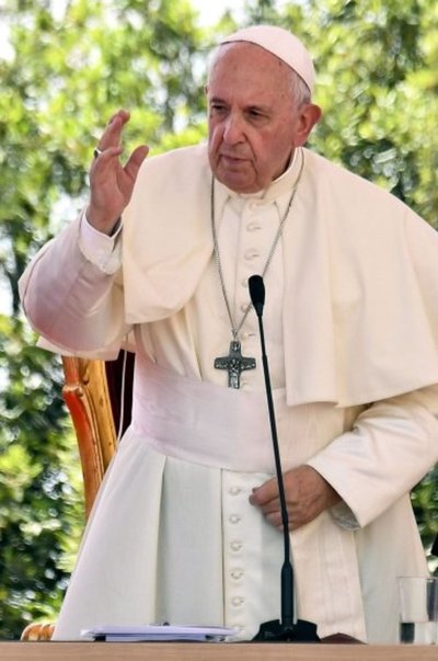 Francisco critica la arrogancia y defiende “el compartir”