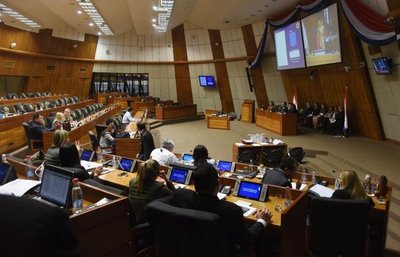 Parlamentarios otorgaron aumentos “mau” de hasta 250% a funcionarios