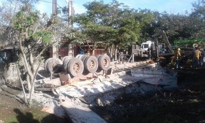 Camión con cemento vuelca en Santaní