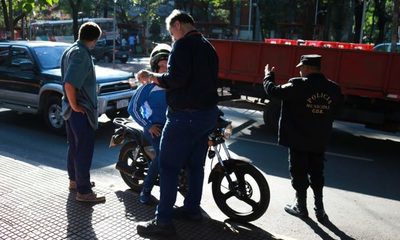 Con respaldo de empresa conciencian a motociclistas con colocación de focos