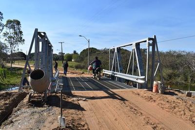 Siguen obras de construcción de puentes en Yabebyry