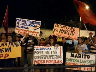 Durante escrache, solicitan renuncia de Mario Abdo Benítez