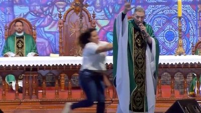 En plena misa, una mujer empujó y tiró del escenario al famoso sacerdote brasileño Marcelo Rossi