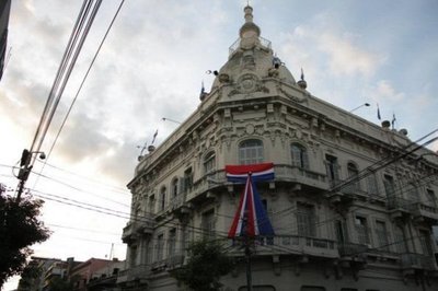 Paraguay necesita una reforma drástica en política tributaria, según economista