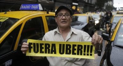 Taxistas “se juegan la vida” en nueva movilización contra Uber y MUV