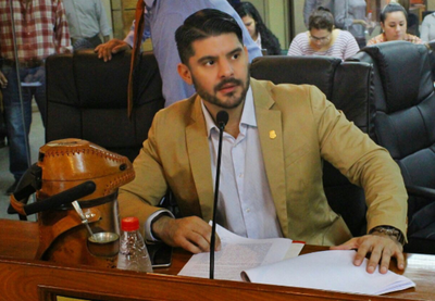 Denuncia de exaliado de intendente Ferreiro por "corrupción" en la comuna: Junta llamará a Camilo Soares