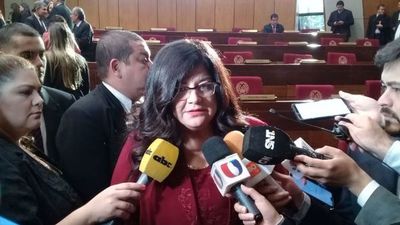 Tras rabona y más de una hora de retraso, nueva ministra de Corte juró
