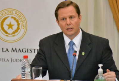 Ni tan secreto, ni tan público: ministro de la Corte esgrime solución intermedia a pelea por transmisión en Sala Constitucional