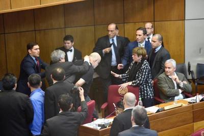 Riera y Payo Cubas a los golpes en plena sesión del Senado, tras discusión sobre juicio político en 1999
