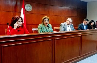 Tras anuncio de acción, ministra dice ahora que solo “evalúa posibilidad”