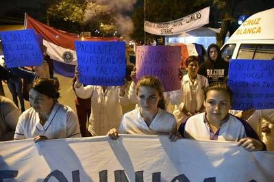 Hay acuerdo, pero funcionarios del Hospital de los Pobres siguen en huelga
