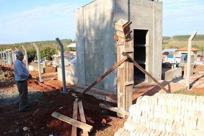 Tras años de descuido, construyen cercado en cementerio de Franco