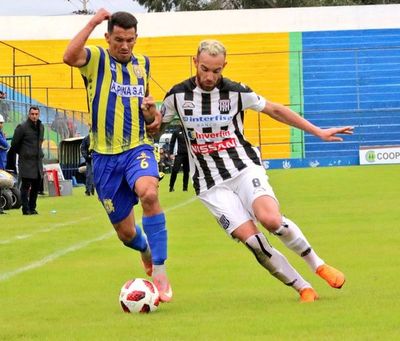 Capiatá golea y complica a Santaní