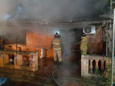 Fuego consumió completamente una vivienda en Itauguá