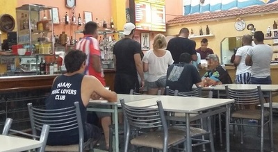 Miraban con deseos a su hija, se ofendió y les disparó