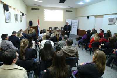 Becarios que viajarán a Chile participaron en charla informativa