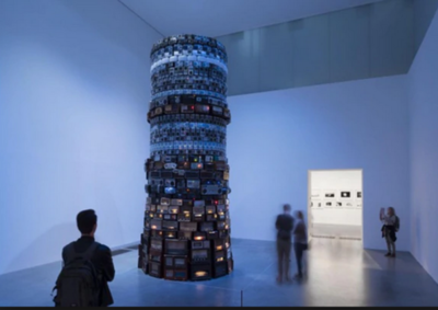Un niño cae desde la cima de la torre del Tate Modern de Londres