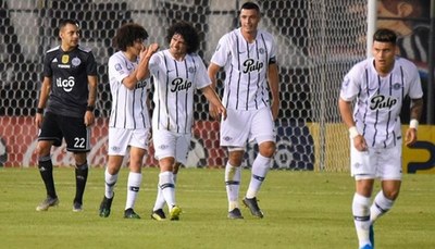 Libertad trepa solo en la punta y deja sin invicto el campeonato