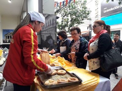Festejan el Día Nacional de la chipa sobre Palma