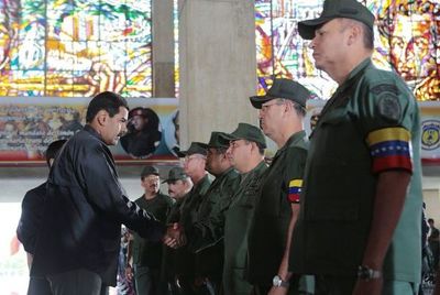 Maduro reprime a fuerzas de seguridad para mantener control, según el Times