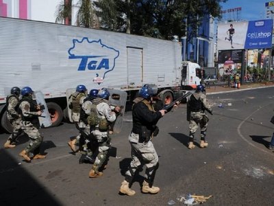 Represión en Ciudad del Este: Policías utilizan balines de gomas y gas lacrimógenos para dispersar a manifestantes