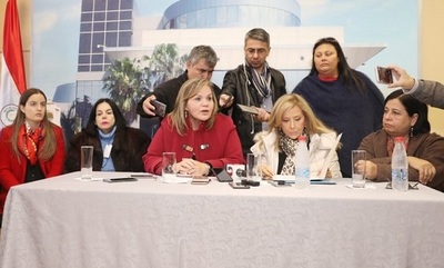 Senadoras repudian pedido de captura de joven que denunció a Kriskovich