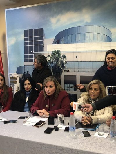 Senadoras repudian orden de captura contra joven que denunció acoso
