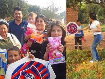 Joven pareja roseña reparte regalos a niños de escasos recursos por su día