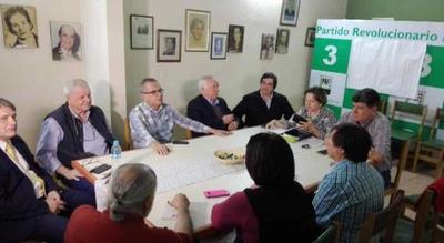 Efraín, nervioso cuando le hablan de convocatoria: “No ves a pesar de que tenés lentes…No estás informado”