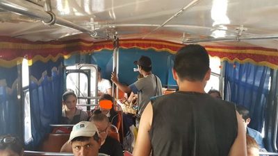 Proponen prohibir que vendedores informales suban en buses de internos de pasajeros