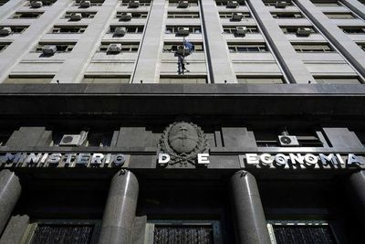 Argentina se propone estabilizar mercado cambiario y cumplir meta fiscal