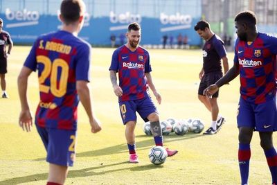 Messi ya entrena con sus compañeros