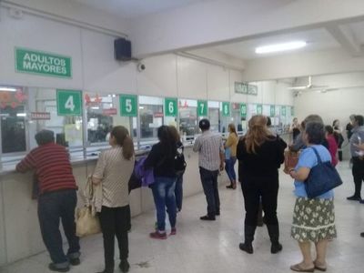 Farmacia cerrada y Urgencia colapsada en el IPS Central