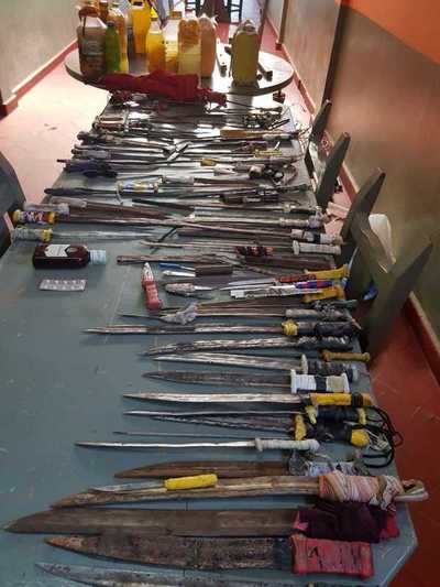 Incautan armas y otros objetos en el penal Padre de la Vega