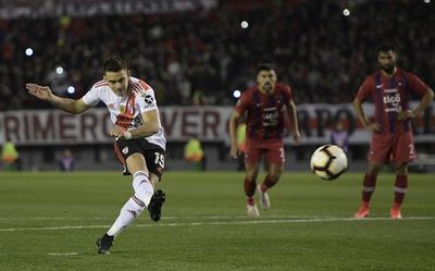 Dudosos penaltis dan aventaja a River Plate contra Cerro Porteño en cuartos de final