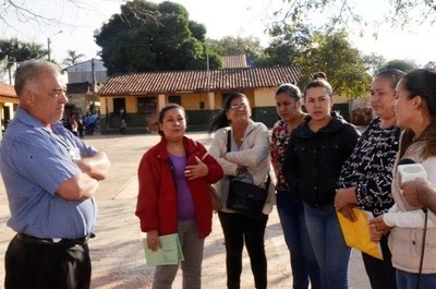 Director compró ropas y baterías, mientras escuela se cae a pedazos •