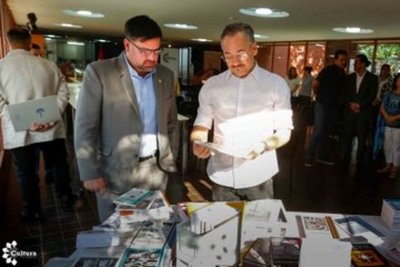 Biblioteca Nacional del Paraguay recibe como donativo importante lote de libros
