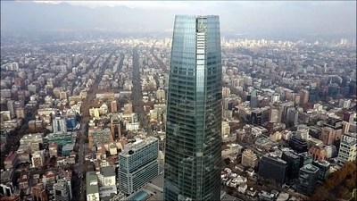 El rascacielos Costanera Center de Chile, en la mira por los suicidios