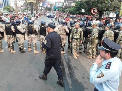 Paseros se enfrentan a policías y militares en la Aduanas de CDE
