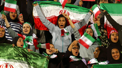 Mujer iraní fallece tras prenderse fuego fuera de un estadio de fútbol
