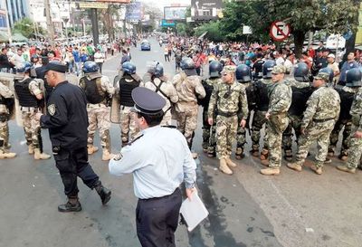 Batalla en CDE porque paseros exigen controles más flexibles en el puente