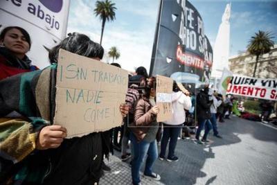 Organizaciones sociales protestan en Argentina entre cruces con la policía