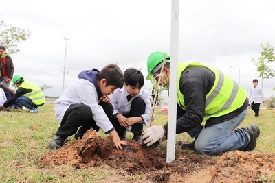 Escolares y A Todo Pulmón inician plantación de árboles