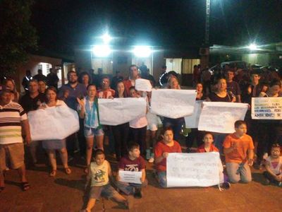 Vecinos se manifiestan contra obra que consideran innecesaria
