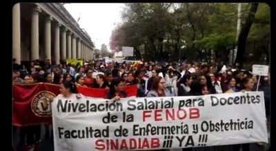Docentes y funcionario de la UNA se manifiestan frente a Hacienda
