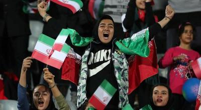 A pesar de no poder asistir a los partidos, mujeres iraníes disfrutan el fútbol