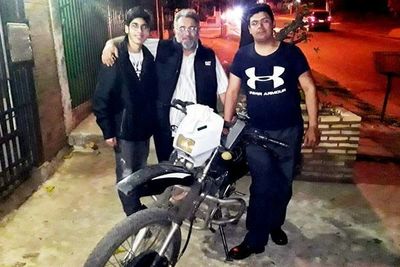 Emotivo abrazo por la vida