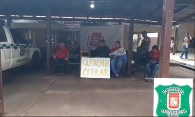 Funcionarios despedidos de la Comuna de CDE se encadenan exigiendo indemnización